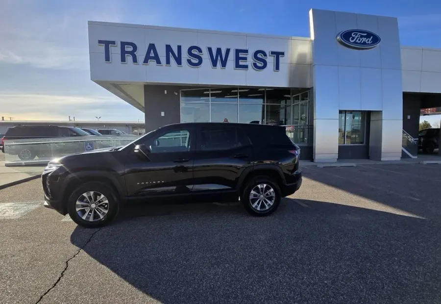 2025 Chevrolet Equinox | Photo 1 of 30