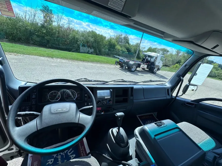 2025 Isuzu FTR | Photo 5 of 9