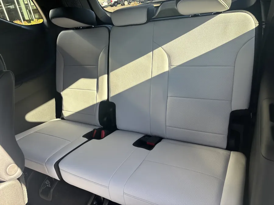 2026 Chevrolet Traverse AWD High Country | Photo 11 of 24