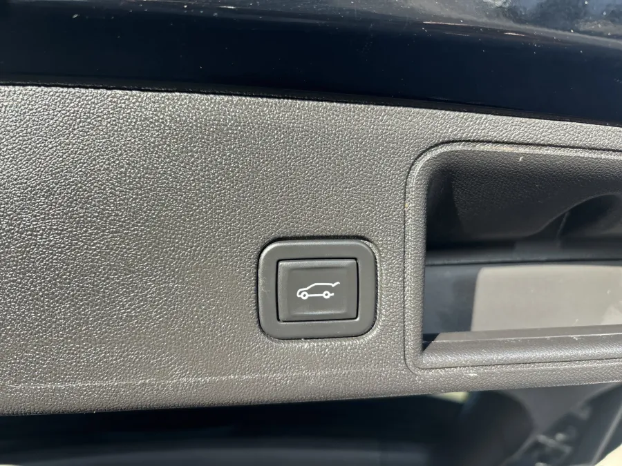 2024 GMC Terrain SLT | Photo 9 of 21