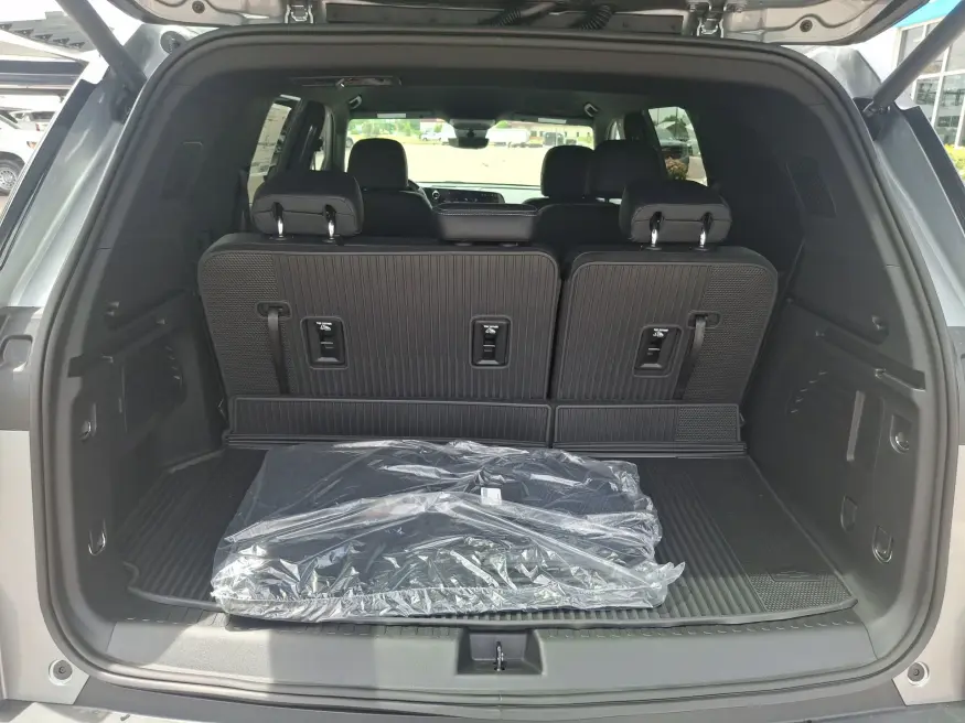 2026 Chevrolet Traverse AWD LT | Photo 8 of 22