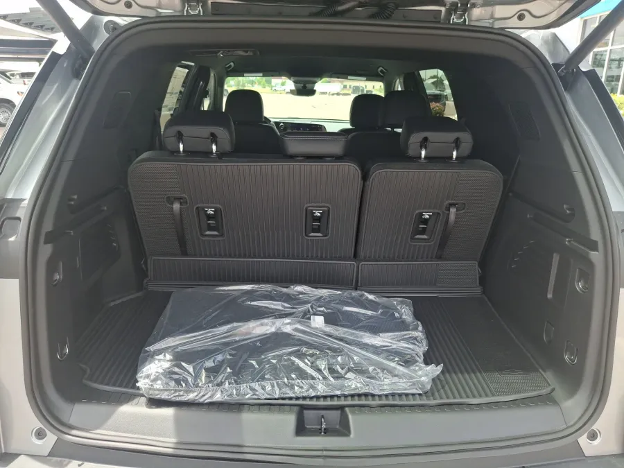 2026 Chevrolet Traverse AWD LT | Photo 8 of 22