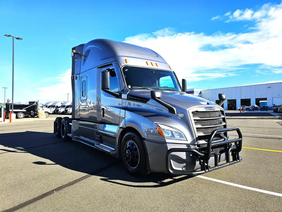2024 Freightliner Cascadia | Photo 3 of 24