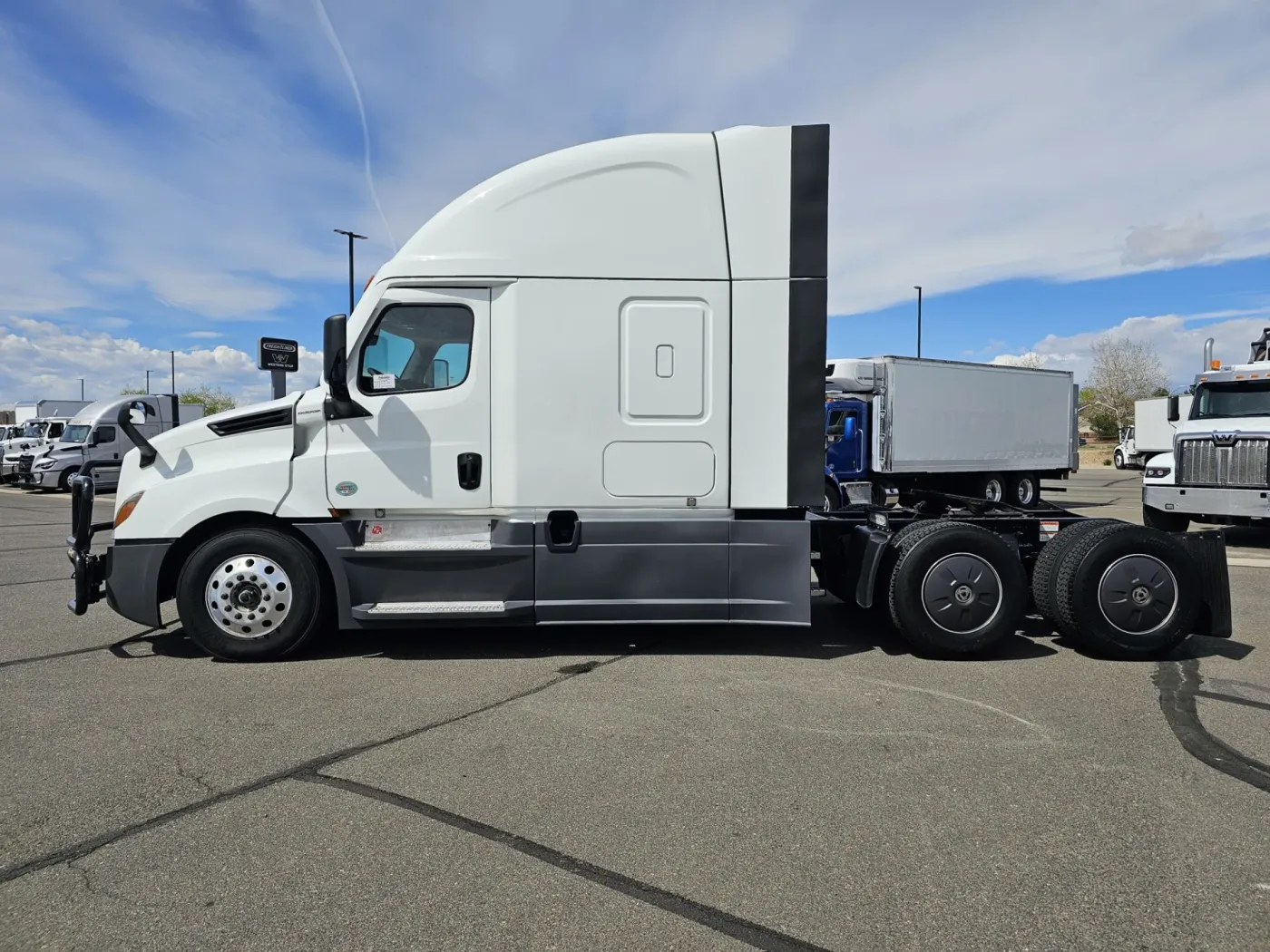 2024 Freightliner Cascadia 126 | Photo 3 of 21