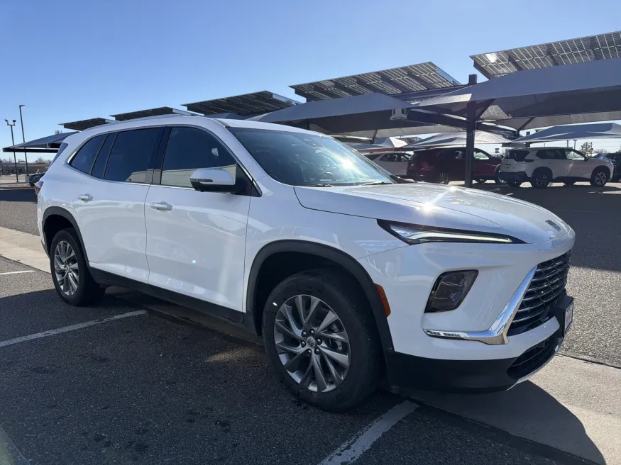 2025 Buick Enclave Preferred | Photo 6 of 23