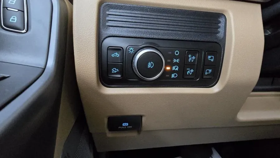 2026 Ford Super Duty F-350 | Photo 13 of 30