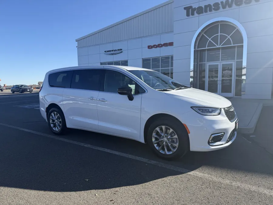 2026 Chrysler Pacifica Select | Photo 1 of 14