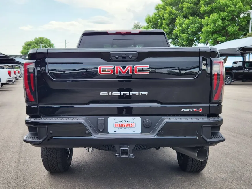 2025 GMC Sierra 2500HD AT4 | Photo 12 of 32