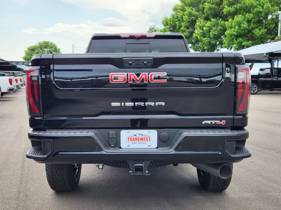 2025 GMC Sierra 2500HD AT4 | Photo 12 of 32