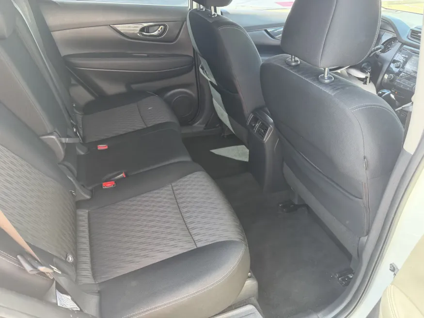 2017 Nissan Rogue S | Photo 8 of 17