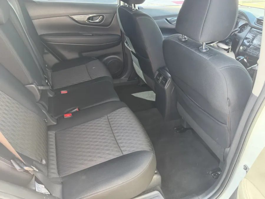 2017 Nissan Rogue S | Photo 8 of 17