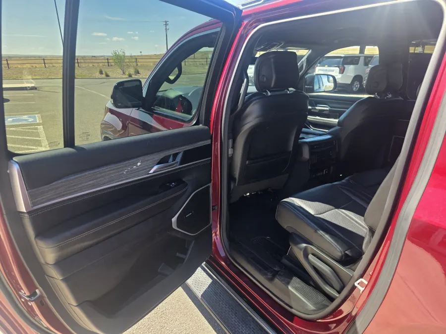 2023 Jeep Wagoneer L Series II | Photo 12 of 33