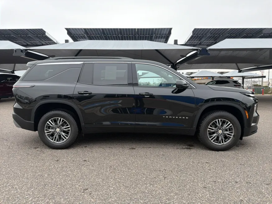 2024 Chevrolet Traverse AWD LT | Photo 3 of 21