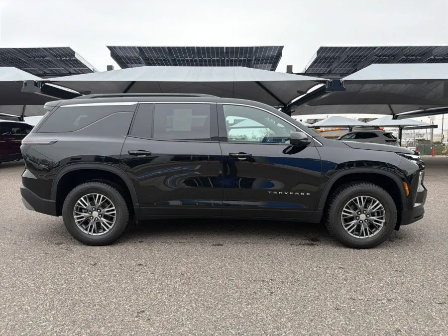 2024 Chevrolet Traverse AWD LT | Photo 3 of 21