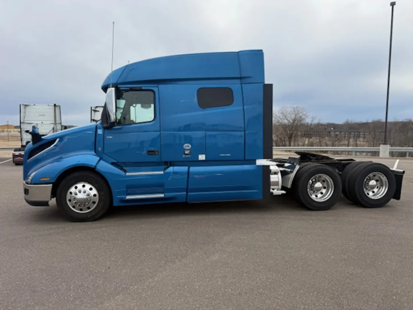 2022 Volvo VNL | Photo 2 of 11