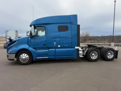 2022 Volvo VNL | Thumbnail Photo 2 of 11
