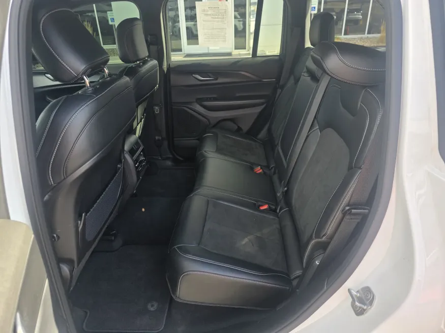 2025 Jeep Grand Cherokee Altitude | Photo 11 of 31