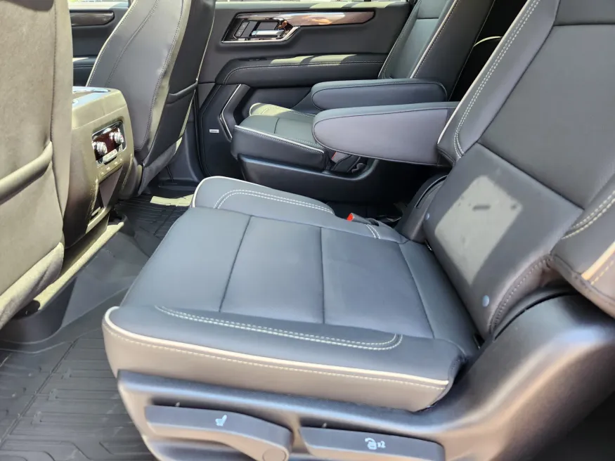 2025 GMC Yukon XL Elevation | Photo 10 of 33