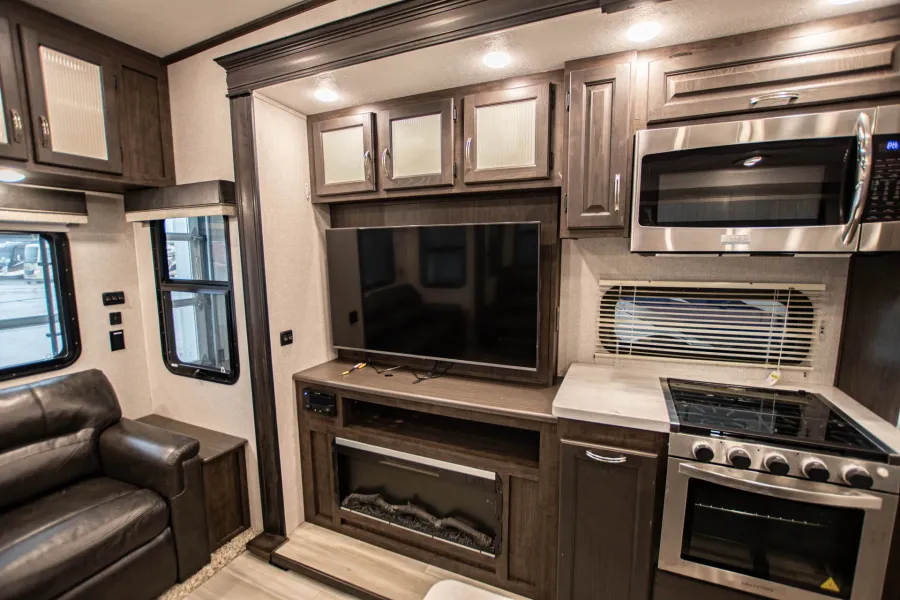 2022 Coachmen Brookstone 398MBL | Photo 11 of 27