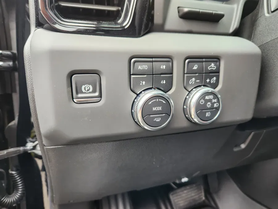 2025 GMC Sierra 2500HD AT4 | Photo 6 of 32