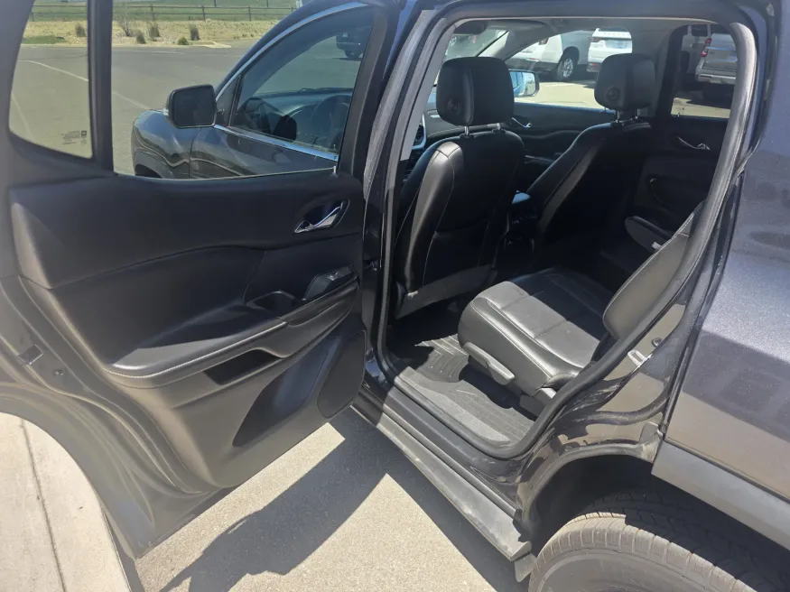 2020 GMC Acadia SLT | Photo 11 of 27