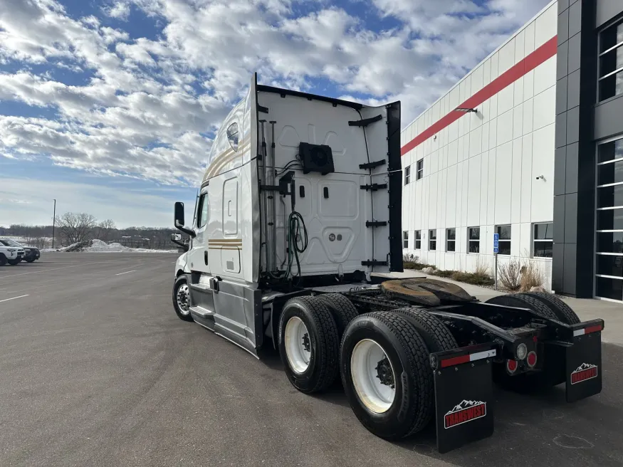 2022 Freightliner Cascadia | Photo 7 of 22