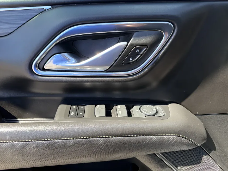 2024 GMC Yukon XL SLT | Photo 14 of 22