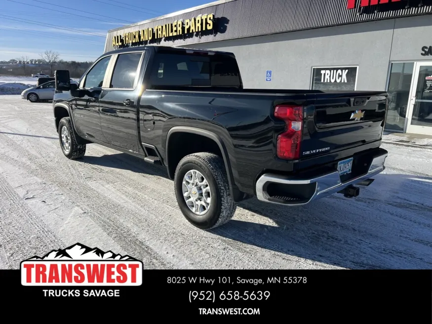 2024 Chevrolet Silverado 3500HD LT | Photo 8 of 15