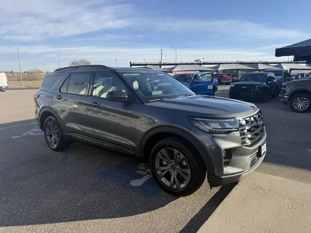 2026 Ford Explorer | Photo 3 of 27