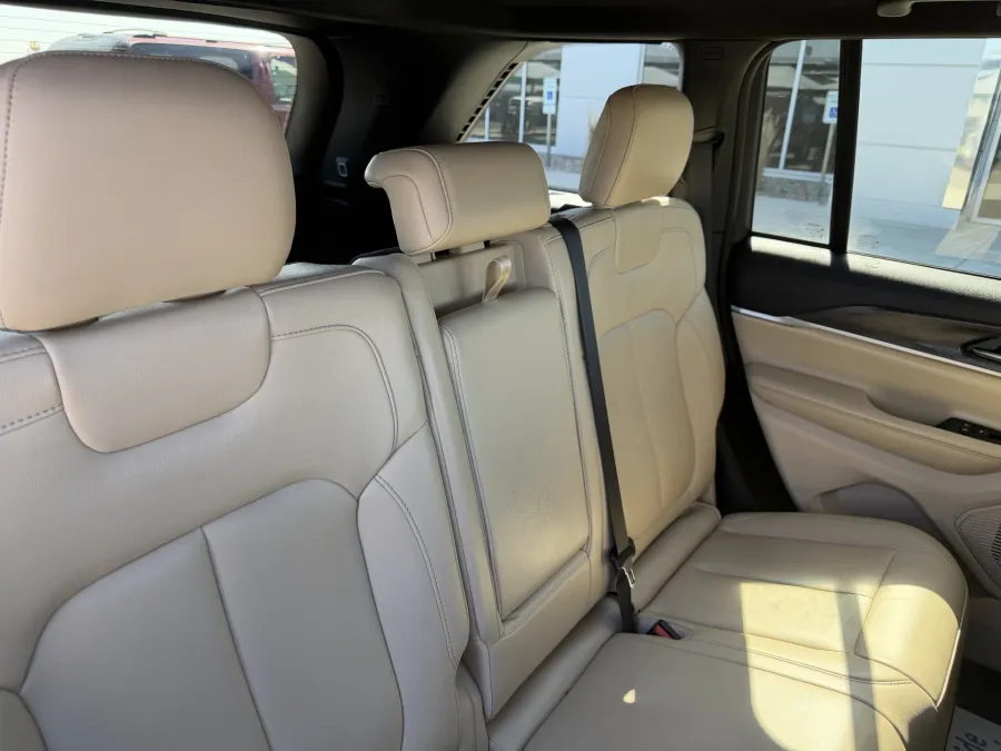 2024 Jeep Grand Cherokee Limited | Photo 9 of 16