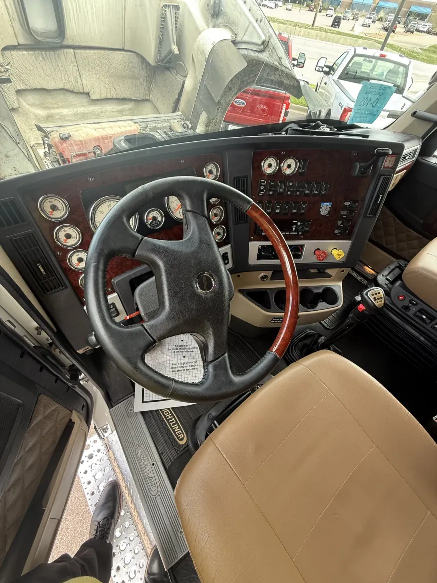 2023 Freightliner 122SD | Photo 10 of 17