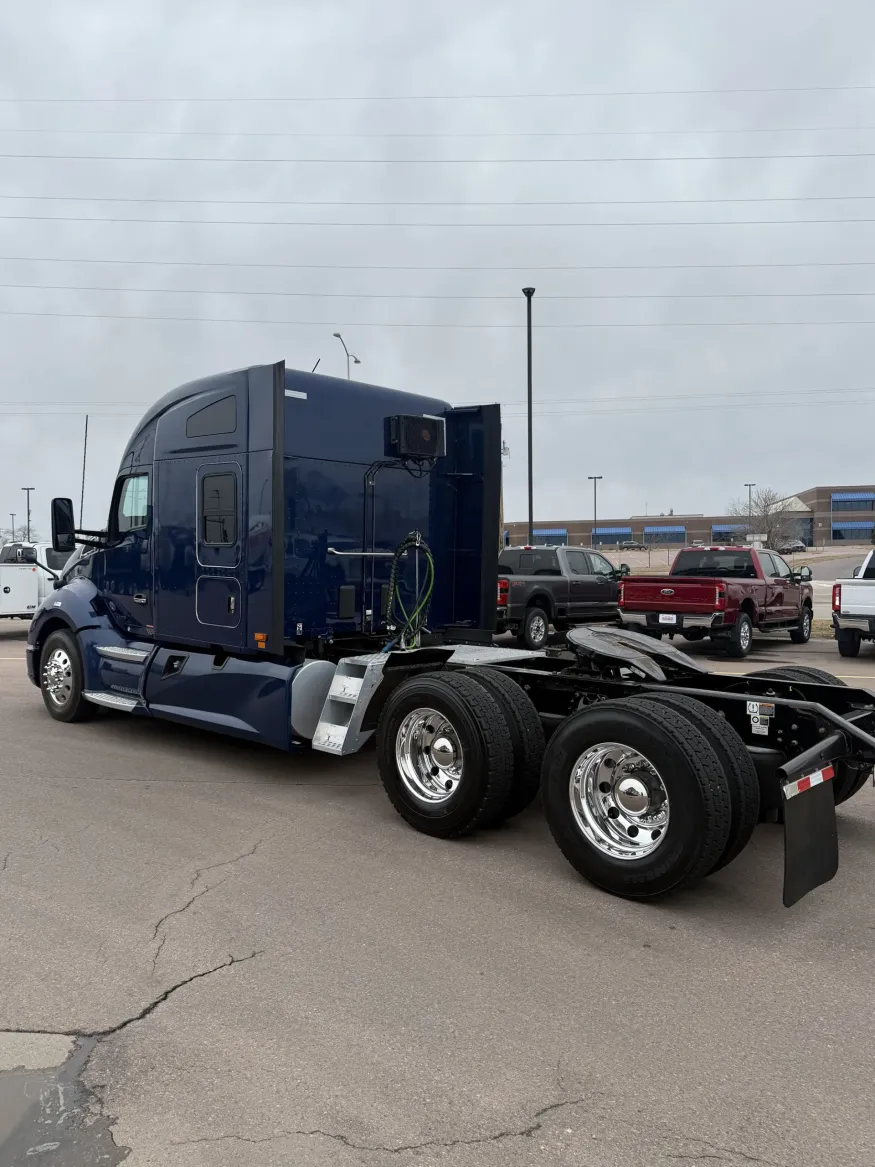 2022 Kenworth T680 | Photo 3 of 16