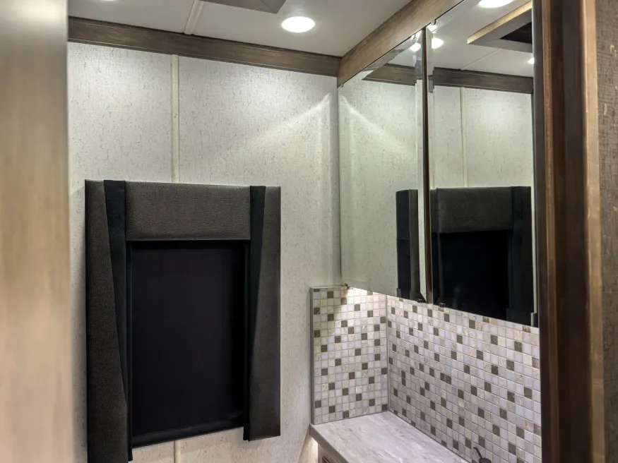 2026 Tiffin Zephyr 45PZ | Photo 34 of 39