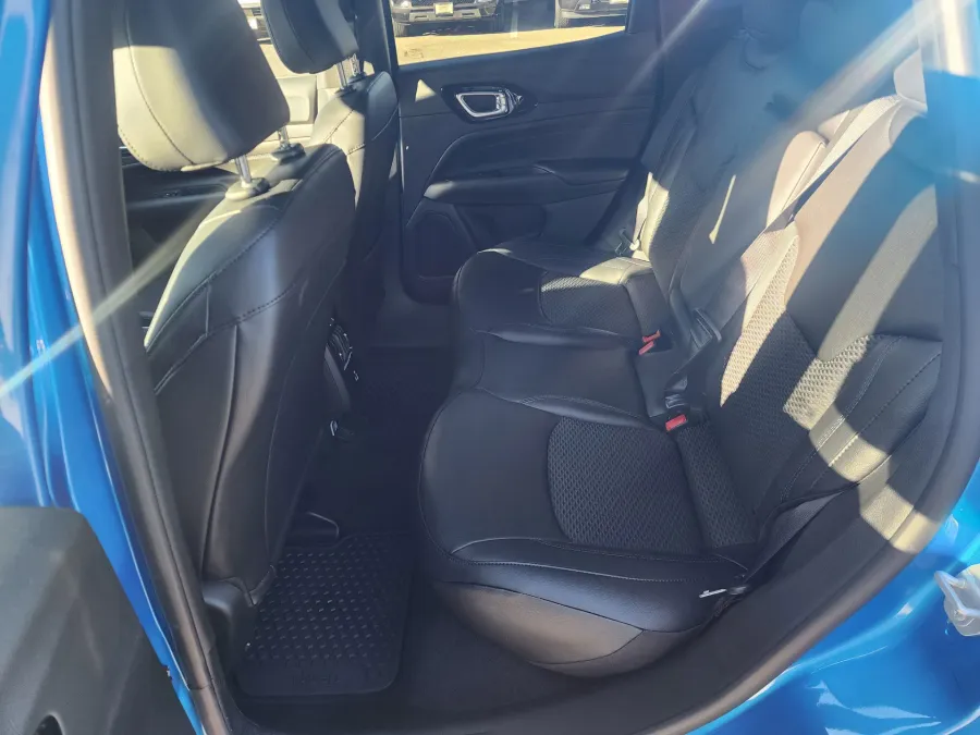 2026 Jeep Compass Latitude | Photo 9 of 19