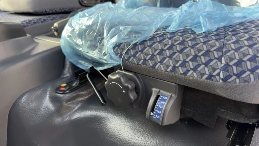 2024 Isuzu NRR | Photo 9 of 17