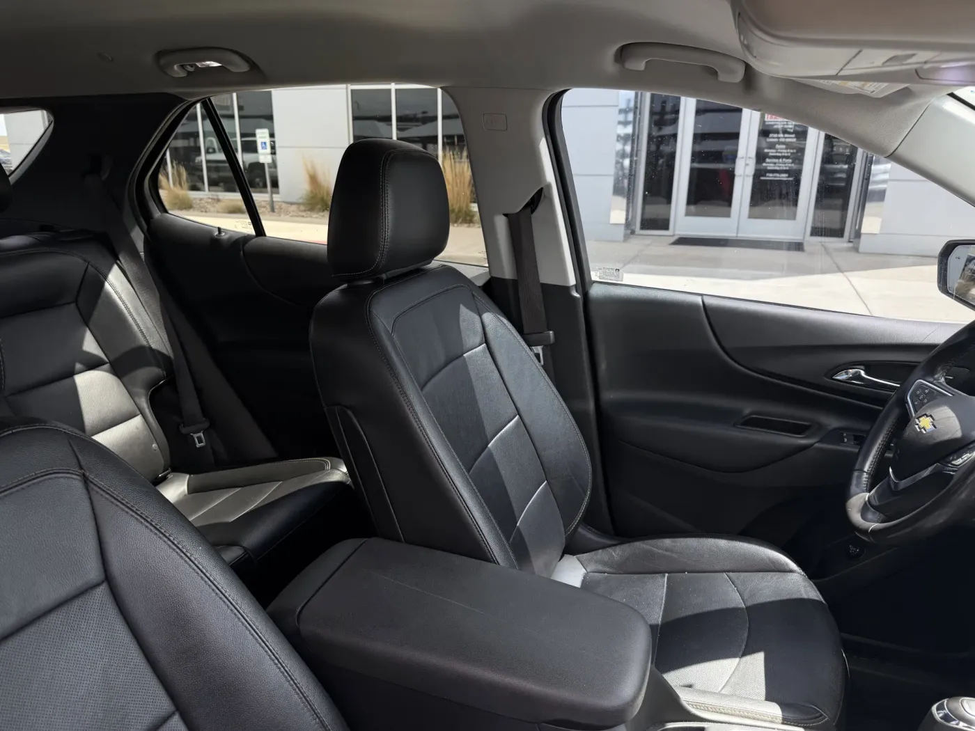 2020 Chevrolet Equinox LT | Photo 3 of 18