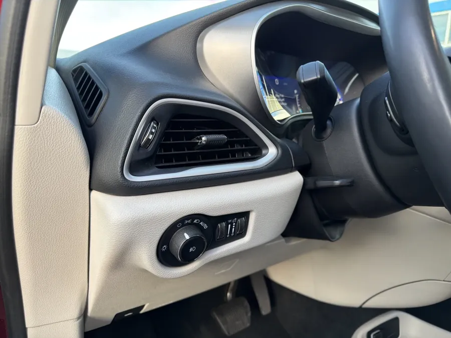 2023 Chrysler Pacifica Touring L | Photo 15 of 23