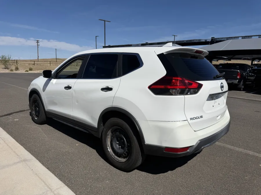 2017 Nissan Rogue S | Photo 4 of 17
