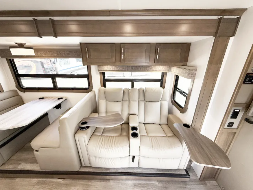 2025 Dynamax Isata 30FW | Photo 8 of 25