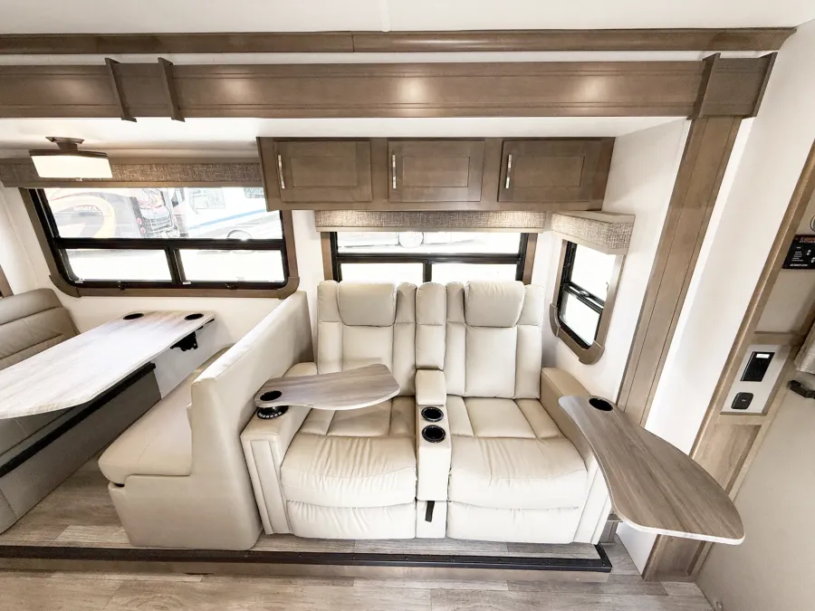 2025 Dynamax Isata 30FW | Photo 8 of 25