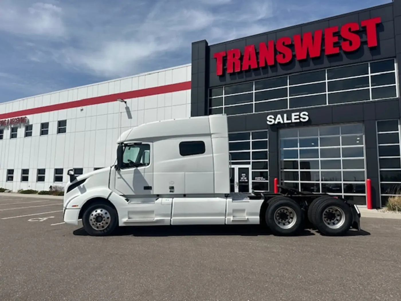 2021 Volvo VNL | Photo 5 of 16