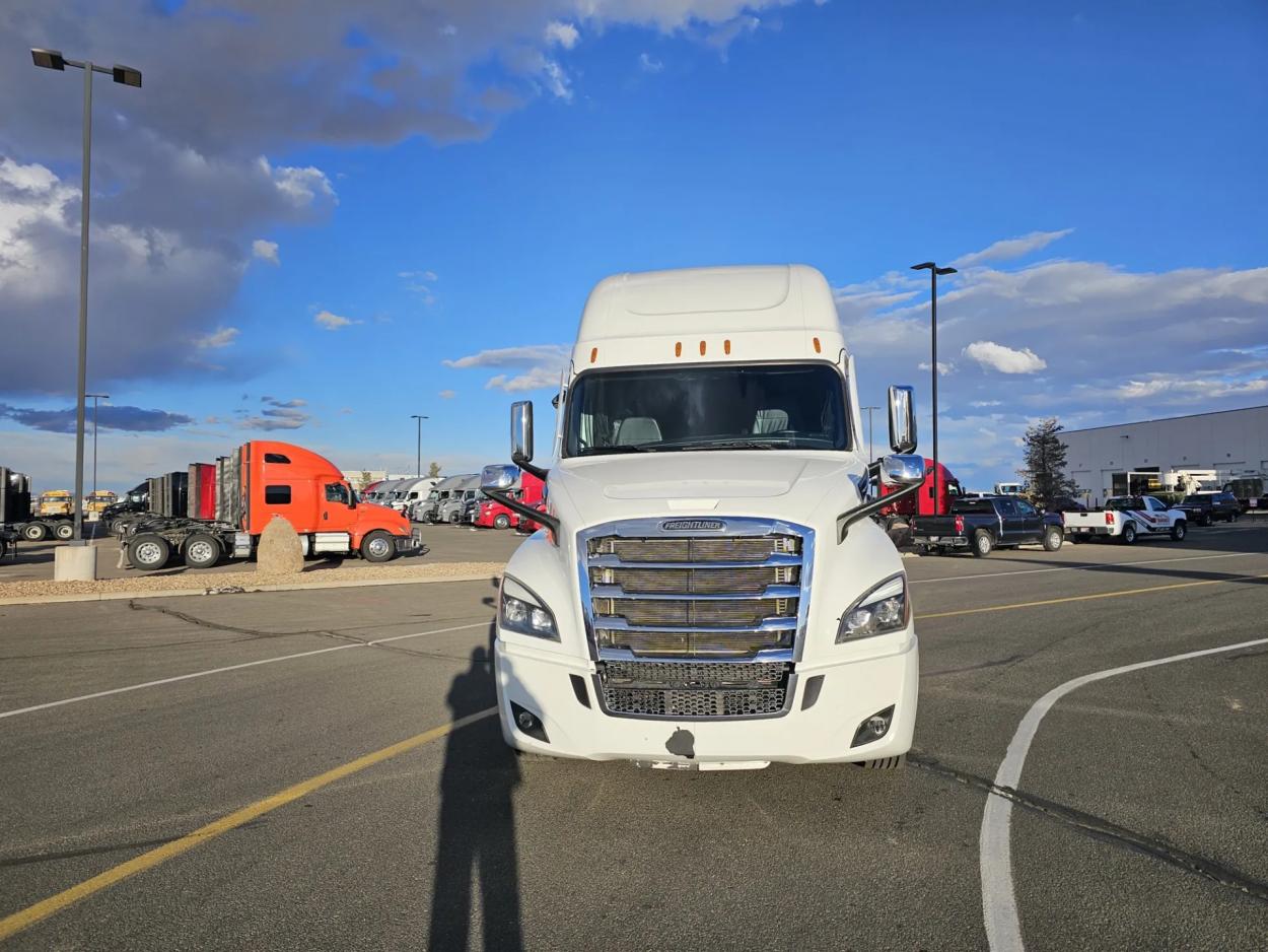 2022 Freightliner Cascadia 126 | Photo 2 of 22