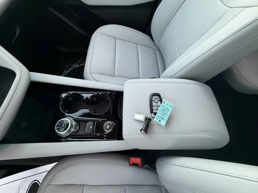 2026 Ford Explorer | Photo 17 of 25