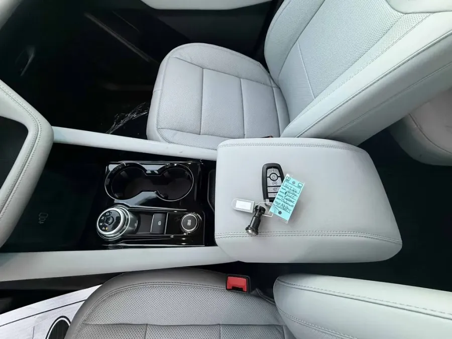 2026 Ford Explorer | Photo 17 of 25