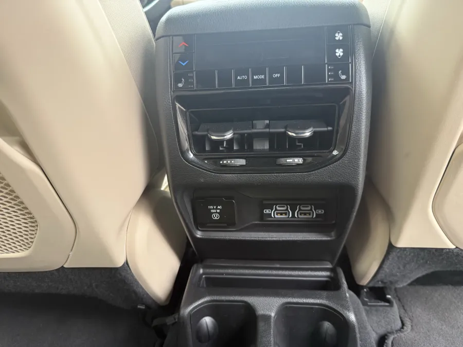 2024 Jeep Grand Cherokee L Limited | Photo 12 of 23