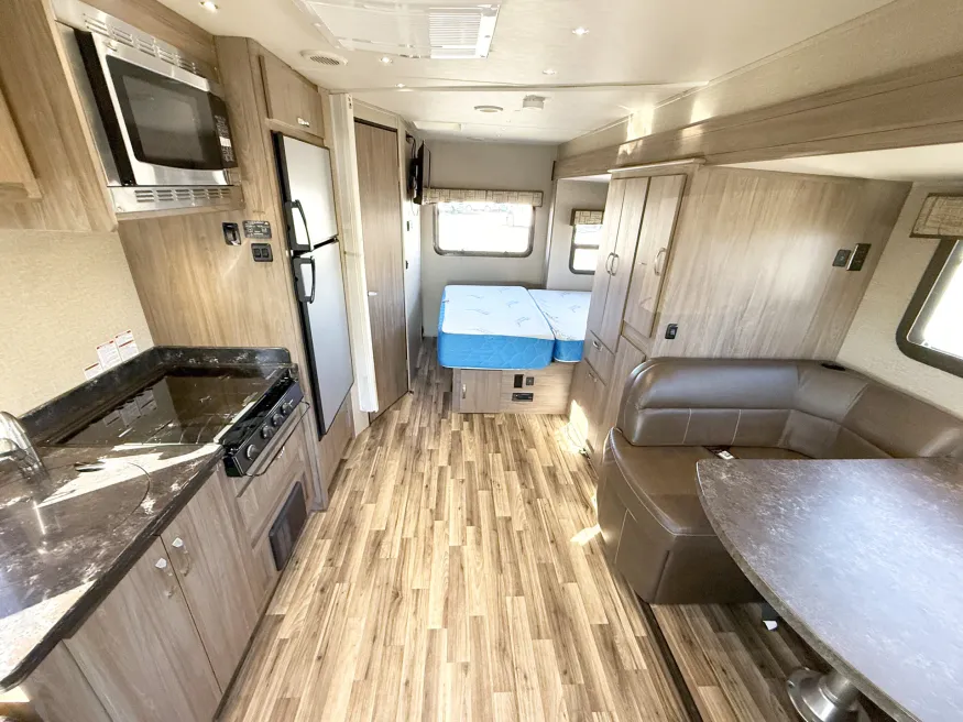 2016 Dynamax Isata 3 24FWM | Photo 3 of 22