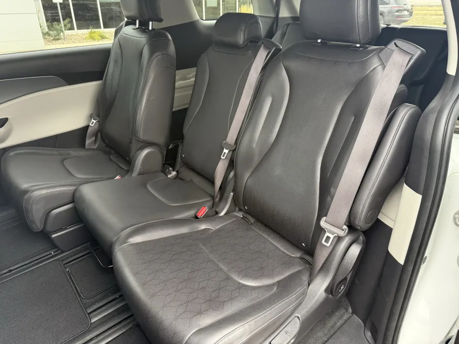 2024 Kia Carnival LX | Photo 13 of 21