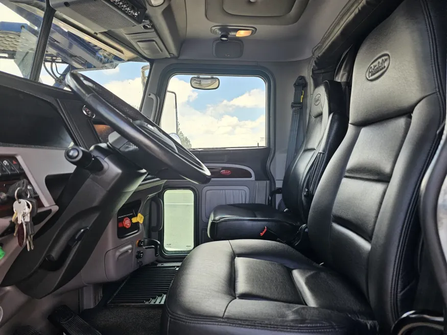 2024 Peterbilt 389 | Photo 23 of 32