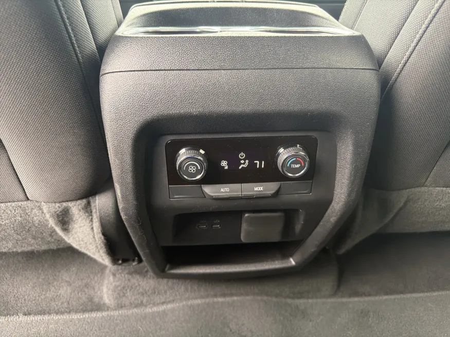 2024 Chevrolet Traverse AWD LT | Photo 11 of 21