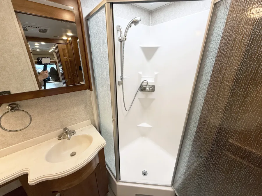 2022 Renegade Valencia 38RB | Photo 19 of 31